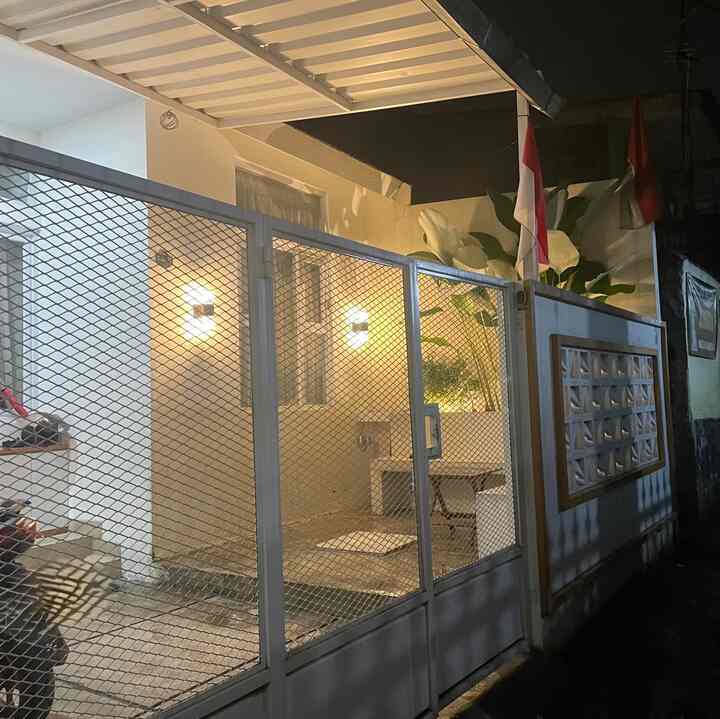 Fasad Rumah Minimalist


Tema fasad dirumahDalamGang ini Minimalist. Karna berada didalam gang yang sempit, agar terkesam homey dam santai. 

Ide fasad liat dari rumah luar negri yang menggunakan genteng beton pasir. Serta sentuhan warna putih agar terlihat luas dan bersih. 

Menggunakan lampu warn untuk taman, dan white diarea pintu. Disini tidak banyak furniture yang digunakan, hanya meja dan rak sepatu.

#FacadeStyle
 #IdeFasad
#InspirasiFasad
#rumahdalamgangskm
#fasad
#homet 