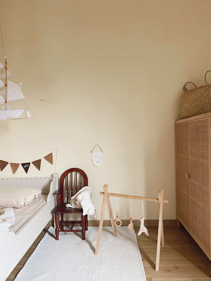 Pertanyaan paling susah itu adalah "apa style rumahmu". Jujur aku ngefans banget sama rumah ala korea.. suka banget liat vibesnya yang serba putih krem, kaya softnya tu dapet banget. Tapi disisi lain aku juga seneng sama hal-hal yang berbau vintage. Semakin kesini aku semakin yakin kalau style yang mendominasi rumahku itu gaya farmhouse. Mau se minimalis apapun, segimanapun nyelipin sedikit unsur koreyah, tetep aja pasti ada sentuhan vintage ala farm house 🫶🏻

#farmhouse #homedecorinspo #roomdecorinspo #rumahestetik