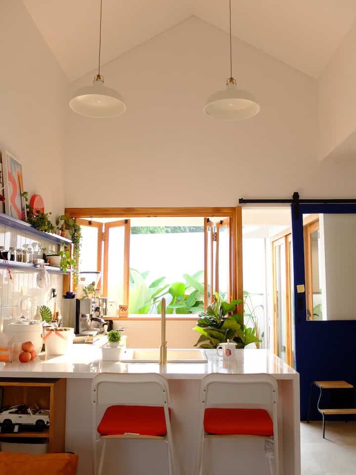 Kita sebut apa yaa tema rumah ini? Hmm colorful kali yaa hihi soalnya kita suka vibe kantornya we work. Perpaduan warna putih, biru, merah, dan kayu semua harus sesuai dengan porsinya supaya jadi ga gonjreng (apa ya bahasa bakunya?) 🤔😬
#colorful #homedecorinspo #rumahestetik
