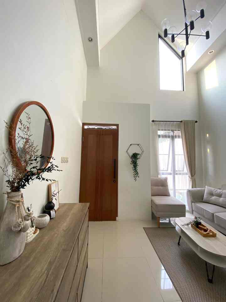 Tema dari @scandivis.house adalah rumah yang terinspirasi dari negara2 scandinavian. Tema tersebut dipilih karena dirasa cocok dengan luas tanah dan kondisi udara di kota Bandung. Style scandinavia diaplikasikan dalam fasad yang berbentuk garis tegas segitiga, serta pemilihan aksen aksen seperti kayu, tanaman, dan warna warna earth tone yang menambah kesan alami. 

#scandinavian #scandinavianhouse #homedecorinspo #rumahestetik #stylingroom #inspirasiruangtamu