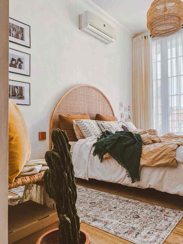 Multiple Rooms to See Our Home Style
—
awalnya style rumah ini boho — white and wood, makin kesini jadi masukin warna kuning, seru juga, jadinya style rumah ini neutral — boho — with hint of yellow
—
kami memilih style boho karena kami ingin memiliki suasana rumah seperti villa di Bali, jadi setiap hari di rumah rasanya seperti liburan di villa
—
untuk mendapatkan style boho kami menempatkan Arch #HeadboardRotan #LampuRotan dan juga #RunnerRug di area Bedroom, kami pun memilih cushion cover motif boho untuk semakin memperkuat style nya, tidak ketinggalan menambahkan sedikit warna kuning dalam beberapa “item”, seperti cushion cover, kursi bahkan tempat sampah pun ada sedikit sentuhan kuningnya, dan kami juga menambahkan beberapa tanaman asli untuk memperkuat style boho
—
untuk memperkuat style rumah pastinya harus banyak mencari banyak referensi, dan butuh pertimbangan matang dalam memilih furniture, jangan impulsif karena “kekinian” atau ingin “sama” dengan orang lain tanpa memperhatikan style rumah kita
—
semoga menginspirasi ✨
#NeutralBoho
#homedecorinspo
#rumahestetik
#BohoStyle
#NeutralHome