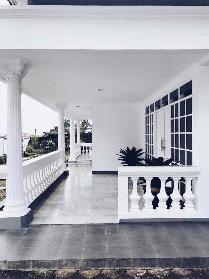 Dont judge a house by its facade 😁 Mungkin hal ini cukup menggambarkan rumahku, fasad/eksterior yang jadul dan klasik banget sangat bertolak belakang dengan interior di dalamnya.


#FacadeStyle #IdeFasad #InspirasiFasad #classichouse #midcentury #urbanjungle #urbanjunglehome