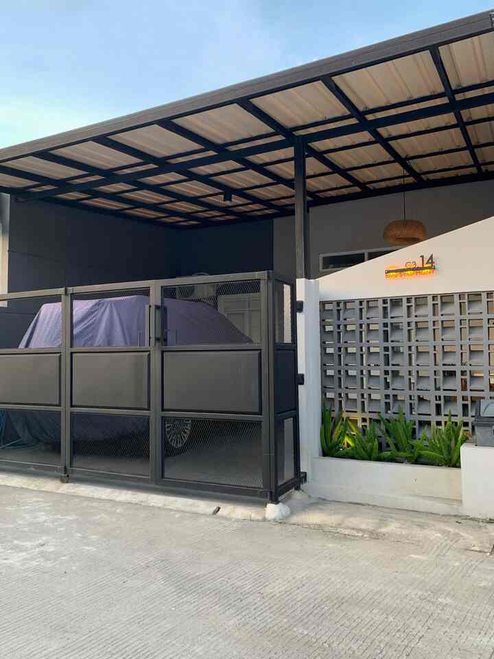 • Facade •

Sebenarnya tidak ada yang spesial dari fasad ini. Kami hanya menambahkan kanopi, roaster dan pagar selebihnya masih asli bawaan developer, karena memang belum diperbolehkan untuk direnovasi fasadnya.

Fasad kami memiliki tema industrial, bisa dilihat dari pagar yang berbahan expanded yang di cat hitam serta dinding carport dengan aksen semen dan motif tali air.

#FacadeStyle #IdeFasad #InspirasiFasad #Industrial #RumahDeveloper #TinyHouse