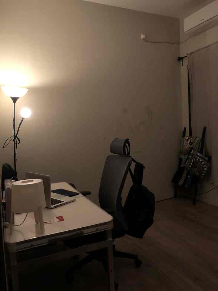 Dari awal ngisi rumah ini, aku udah tau banget pengen ruangan dan furniture yang fungsional dan warnanya monochrome. Rumah ini tanpa sinar matahari dan lampu kuning sebenernya terasa “dingin”, tapi kalau malem auto berubah jadi “hangat”💕

#minimalist
#homedecorinspo
#rumahestetik
#monochrome
#rumahmungil
#rumahminimalis
#dekorasirumah
#inspirasidekor