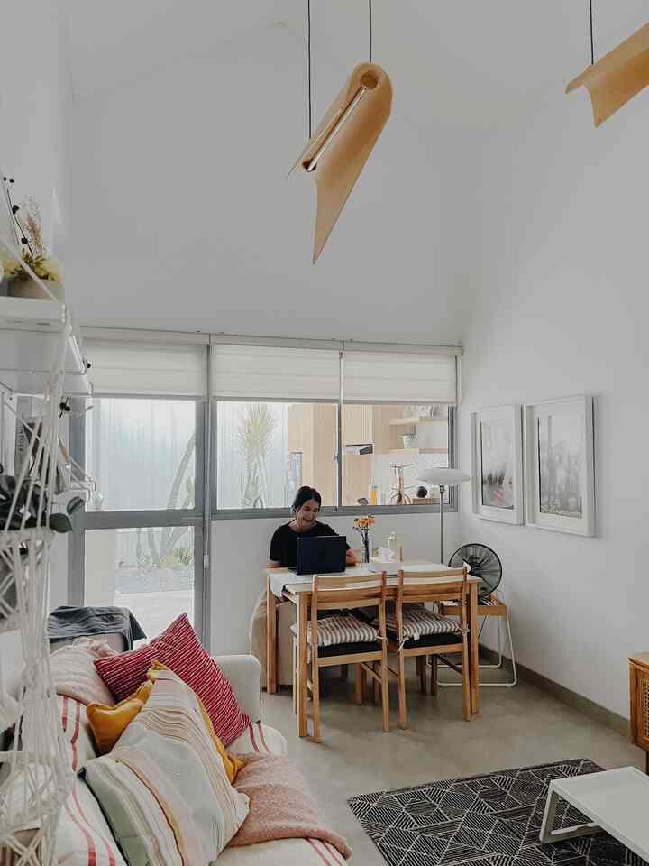 Tema utama style rumah ini adalah scandinavian dengan perpaduan tone warna white & wood, putih untuk keseluruhan dinding dan warna kayu natural untuk furniture.
Kami menerapkan tema dan tone warna diseluruh ruangan dalam rumah termasuk living room, dapur, kamar tidur dan laundry area.
Furniture kayu juga diberi kombinasi material rotan sebagai aksen yang menjadi ciri khas desain interior rumah ini.
Kami memilih tema/style ini karena ingin menciptakan ruangan dengan ambience yang nyaman, simple dan tentunya tidak monoton dengan adanya elemen tekstil yang tone warnanya dapat berganti-ganti namun tetap terlihat matching karena furniture dan cat nya sudah berwarna netral.

#scandinavian #homedecorinspo #roomdecorinspo #rumahestetik #rumahcluster #rumahmunimalis #livingroominspo #laundryroominspo #kictheninspi