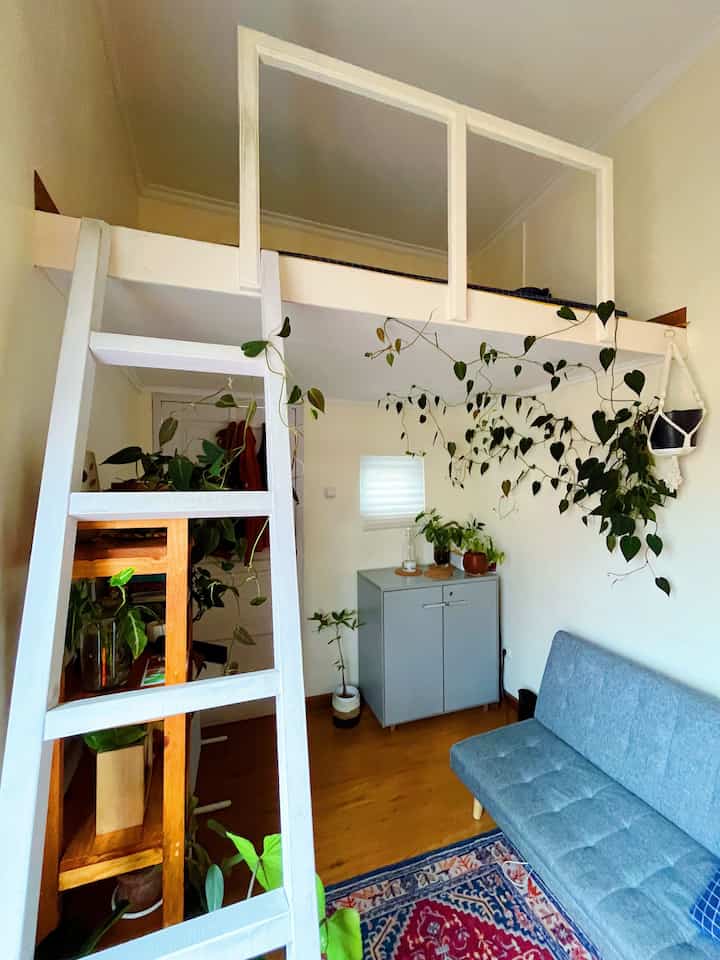 Livingroom Dalam Kamar
Kamar dengan konsep mezzanine, memisahkan antara tempat tidur dengan space lainnya, menjadikan area bawah sebagai area livingroom, mengapa tidak livingroom untuk berkumpul dengan teman-teman bisa di aplikasikan dalam kamar.

Gaya kamar ini dipilih agar tidak ada batasan untuk berkreasi dalam kamar, karena tidak ada area kasur yang mengganggu dan memakan tempat.
Agar mencapai style tersebut suatu ruangan membutuhkan 1 level lantai lagi antara langit-langit dan lantai bawah.

#LivingroomStyle
#IdeLivingroom
#InspirasiLivingroom