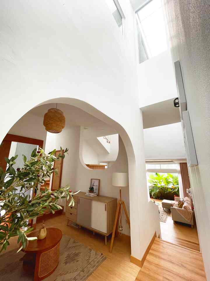 Tema ruangan dirumah ini,spertinya mix antara scandinavian dan boho atau biasa disebut scandiboho.
Utk style boho dipakai pada motif karpet yg ada diruang keluarga dan ruang tamu.
Selain itu dengan adanya sentuhan-sentuhan warna2 kekayuan yg bikin rumah terasa hangat, dengan pemilihan lantai vinyl motif kayu berserat, furniture dari kayu jati dan mix rotan baik itu diruang tamu maupun diruang keluarga.
Tips yg bisa dibagikan gunakan furniture kayu jati biar awet selain tentunya aesthetic, gunakan warna-warna netral utk ruang yg dirasa sempit agar keliatan lega dan jgn lupa beri tanaman hijau agar segar, bisa tanaman asli ataupun artificial.
#scandiboho
#scandinavianstyle
#homedecorinspo
#roomdecorinspo
#rumahestetik