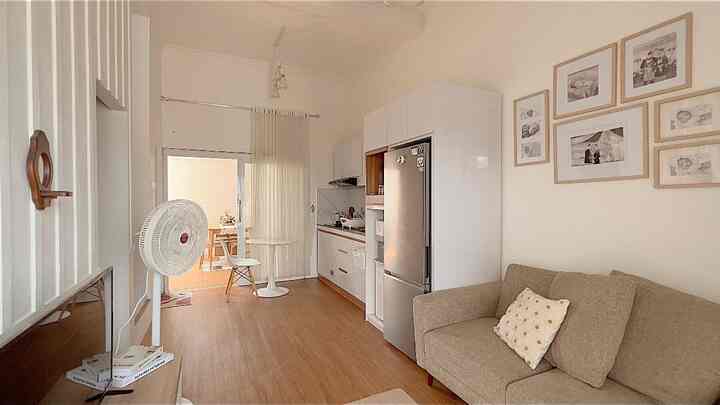 living room…
living room ini lebarnya hanya 2 meter, jadi harus pandai menata nya.
kami meletakkan sedikit barang agar living room terlihat lega (mengingat kami juga masih punya balita) jadi akan lebih baik minim barang pecah belah yang diletakkan.

sebagai gantinya, kami letakkan dummy book yang aman jika di mainkan anak.
konsepnya korean minimalis, hanya barang yang benar-benar digunakan yang kami letakkan disini.
untuk area ini dominan dengan warna coklat beige utk gorden, kursi dan karpet. selebihnya warna putih dan aksen kayu pada lantai, meja tv, dan bingkai.

#homedecorinspo #roomdecoinspo #rumahestetik