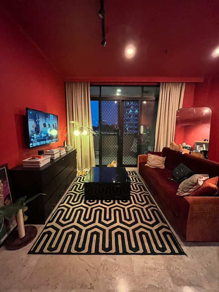 Ruang tamu lagi karena ruangan lain masih in progress ⭐️

Rencananya ruangan-ruangan di apartemen ini akan mengusung gaya art deco revival ala 1980-1990an dengan sentuhan Hollywood Regency yang populer di tahun 1950an. Di ruang tamu ini, beberapa elemen gaya tersebut diterapkan dalam pilihan warna-warna jewel tones di dinding dan sofa, sekaligus motif geometris dan animal print pada karpet dan sarung bantal sebagai aksen.  Bahan-bahan reflektif seperti stainless steel, kuningan, dan HPL bermotif burl dengan finish glossy juga menambah dimensi pada ruangan sehingga tidak terkesan datar. 

Baik art deco maupun Hollywood Regency adalah gaya interior yang ornamental dan cenderung maksimalis, yang tak jarang dibarengi dengan koleksi barang antik maupun elemen-elemen one of a kind lain yang mencerminkan kesukaan dan kepribadian pemiliknya. Karena itu, butuh waktu yang tidak sebentar untuk mengkurasi dan mengoleksi barang-barang yang cocok dengan estetika ini. 

Aku sendiri hampir tidak pernah membeli dekorasi baru di online shop atau marketplace dan lebih memilih untuk mencari barang vintage baik online atau di pasar. Kebetulan aku kurang suka dengan sebagian besar dekor mass market saat ini karena menurutku dekorasi adalah personal style dan refleksi diri penghuninya, sehingga sayang sekali kalau hanya mengikuti tren yang dijejalkan algoritma media sosial.

Maaf ya kalau tag produknya itu-itu saja karena sulit juga untuk cari barang yang sama persis di online marketplace.

#hollywoodregency #artdeco #artdecorevival #roomdecorinspo #rumahestetik