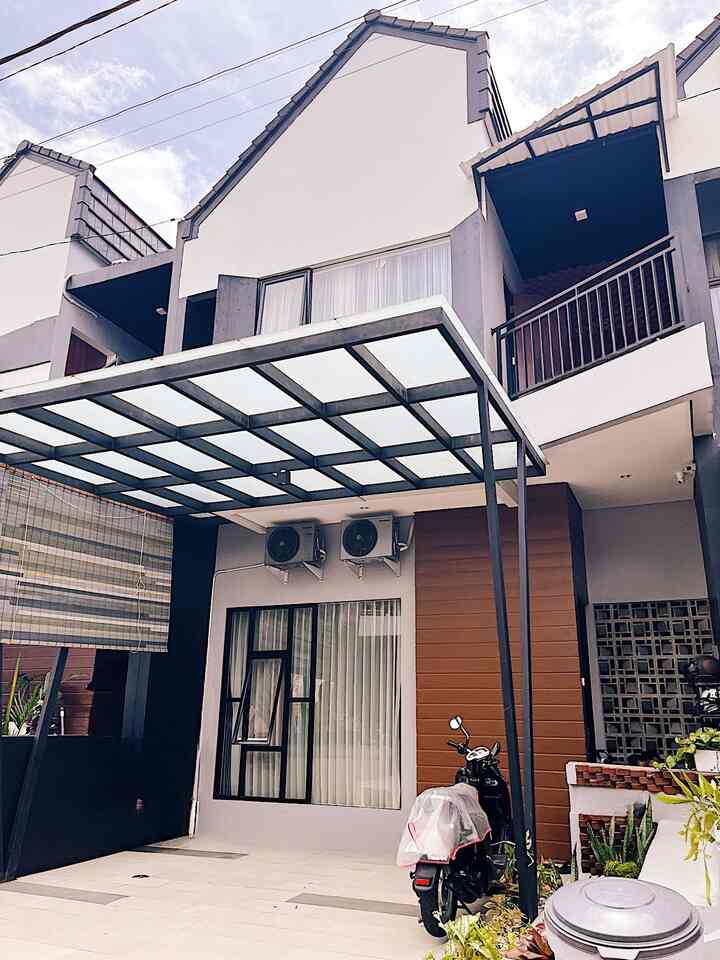 ✨INDUSTRIAL THEME FASAD✨

Mixing and matching the roaster, red brick and carport design and black windows was our choice to choose this house.
Even though the facade is black, it still doesn't reduce the specialness of this unique house facade ✨

Hopefully it can inspire ya 🫶🏻
#fasadstyle #idefasad #inspirasifasad #rumahindustrial #rumahminimalis #rumahmodern