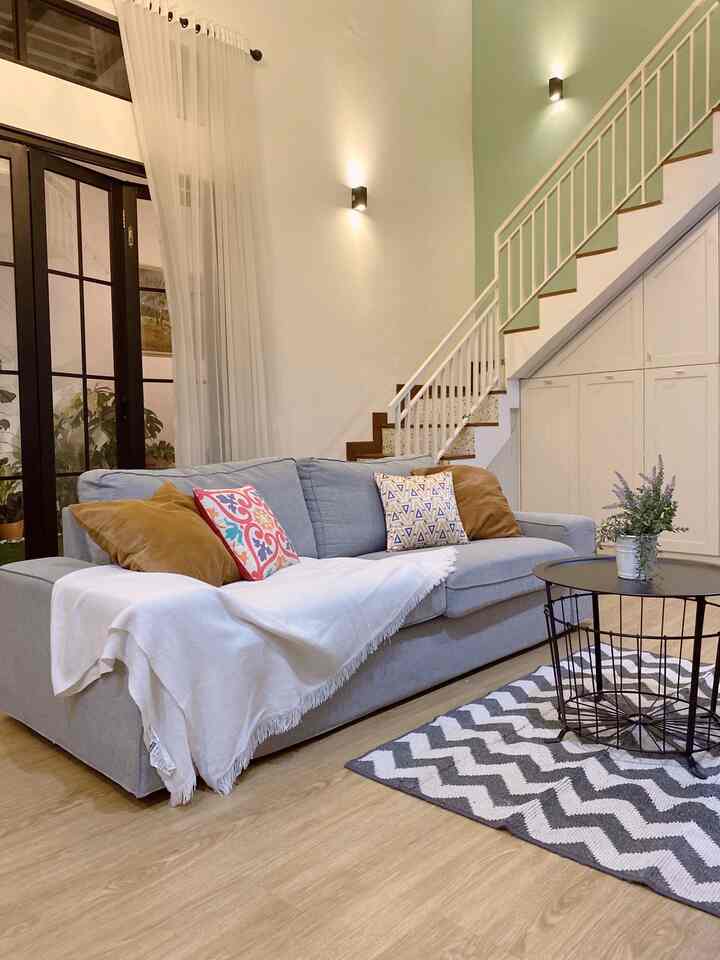 Hello selamat datang kembali ke ruang keluarga kami.

Ruangan keluarga ini menerapkan style industrial vintage. Dengan nuansa dominan warna kayu dan hitam. 

Kami memutuskan memakai lantai SPC motif kayu agar suasana di ruang keluarga kami terasa hangat dan juga nyaman untuk anak-anak kami bermain. 

Meja minimalis berwarna hitam dan juga meja TV yang dominan hitam dan kayu kami pilih untuk menambah kesan industrial tapi masih masuk dengan corak wall paper yang kami pilih.

Karena kami juga ingin memasukan unsur vintage klasik yang kami yakini akan menjadi tren yang panjang, kami menambahkan lampu gantung dan juga lampu dinding bercorak Gold. Ini juga selaras dengan wall paper yang kami pilih.

Terima kasih sudah singgah, semoga menginspirasi...

 #industrial #vintage
#homedecorinspo  #roomdecorinspo
#rumahestetik