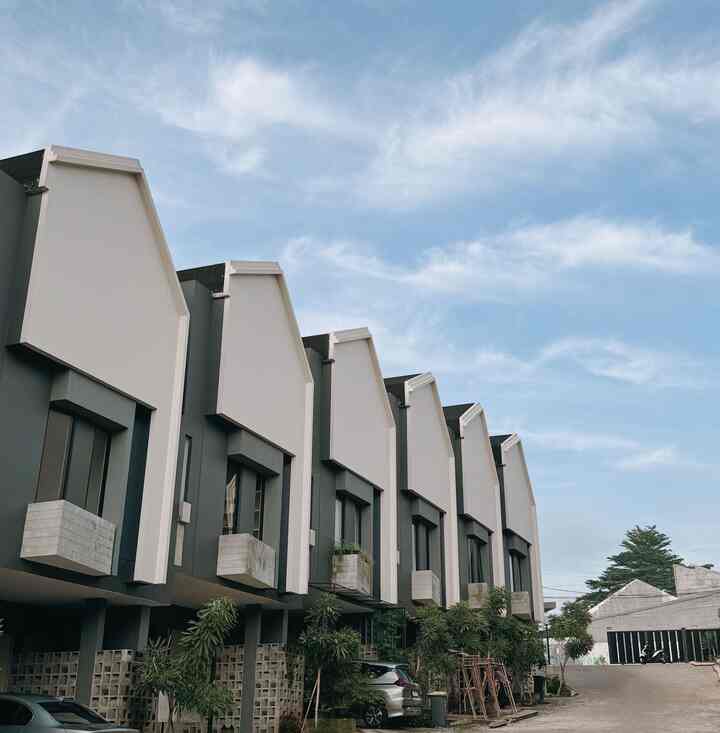 Facade Rumah Jio dan teman-teman. Hihi iya sama semuaaaa.. rumah kami ini ada di dalam sebuah townhouse berisi kurang lebih 40 rumah. Dari pihak developer, kami tidak diijinkan merubah facade depan. Dan kami pun setujuu karna sudah suka bgt sm facade rumah inii, jadi kita harus kompakk agar facade nya ttp seragam sampai nantiii🙏🏻

#FacadeStyle
#IdeFasad
#InspirasiFasad
#Townhouse