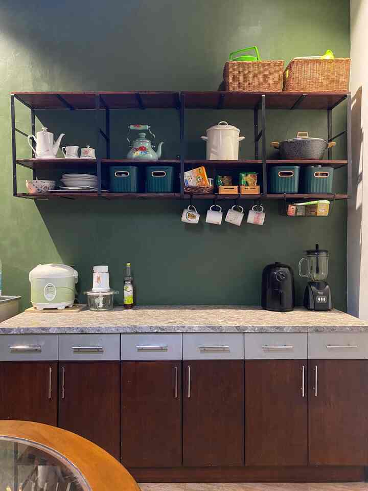 Elaborasi style desain dengan selera orang tua🙏🙏

Berbeda dengan kamar tidurku yang bisa aku styling sesuka hatiku, untuk ruangan yang diakses bersama keluarga, aku mendekorasi ruangan dengan warna furniture existing (tentung  dengan sedikit makeover) dan menggabungkannya dengan warna hijau kesukaan orang tuaku. Ya, aku memang aku tinggal di rumah orang tuaku jadi perlu persetujuan bersama dalam mendekor ruangan keluarga😂 

Dari kedua tantangan berikut aku mendekor ruangan dengan sentuhan modern, seperti pemilihan rak dinding pada dapur & kamar mandi. Surprissingly, percampuran komponen tersebut akhirnya memunculkan gaya industrial kontemporer di rumahku. Dengan ciri khas aksen dinding berwarna hijau klasik dengan cat putih, dan material furniture berwarna dark wood dengan cutting yang simple. Pemilihan dekorasipun menyesuaikan dengan palet warna ruangan yaitu putih, darkwood, ataupun klasik green.

#industrial #industrialkontemporer #roomdecorinspo #rumahestetik #pantry #bathroom #bekasi #livewithparents