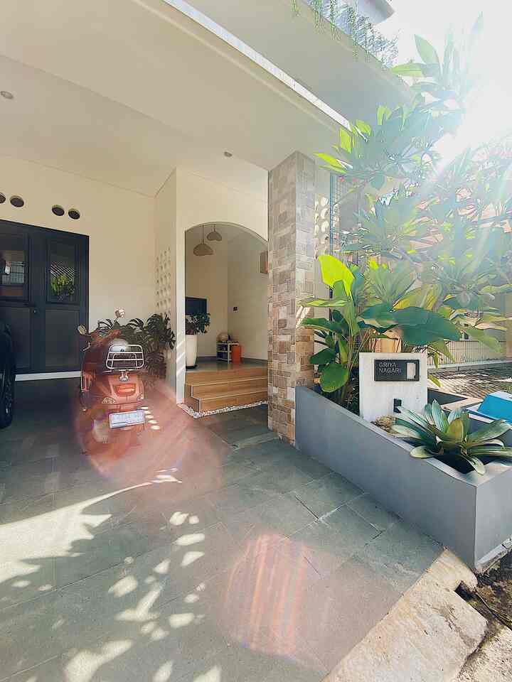 Pada saat kami renovasi rumah, fasad memiliki keputusan yang paling lama dan panjang. Gimana engga, krn tampilan rumah memang benar2 kami fikirkan dari segi fungsi dan estetika. 

Bidang miring yang menjadi ciri khas Griya Nagari memiliki fungsi agar matahari tidak langsung masuk kedalam ruangan kamar. Pemilihan warna dari batu alam juga menjadi pilihan agar konsep tropikal Japandi masih melekat.

#FacadeStyle
#IdeFasad
#InspirasiFasad
#facade
#japandihouse
#griyanagari