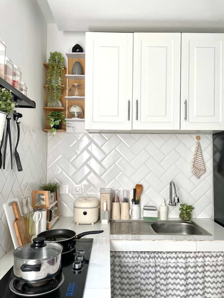 Tema utama dari style rumah kami ini yaitu modern minimalis yang menerapkan prinsip "less is more", yaitu memprioritaskan fungsi setiap ruangan di rumah kami dengan desain yang sederhana, efisien, dan multifungsi, serta penggunaan warna netral. 

#rumahminimalis
#modernminimalis
#stylerumah
#temarumahminimalis
#rumahwarnanetral
#rumahestetik
#minimalist