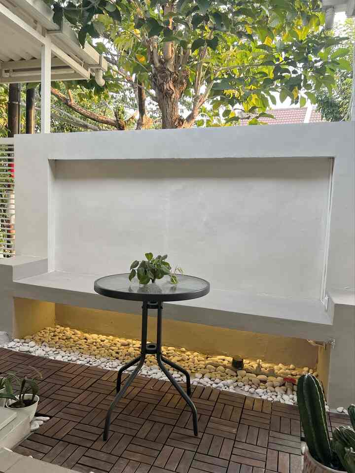 Outdoor living space 🍃
Biasanya ini jadi tempat nongkrong ketika temen-temen berkunjung kerumah kami. Walaupun space nya tidak terlalu besar, namun sangat cukup untuk mengcover aktivitas kami sambil menghirup udara luar.

#TerraceStyle
#IdeTeras
#InspirasiTeras