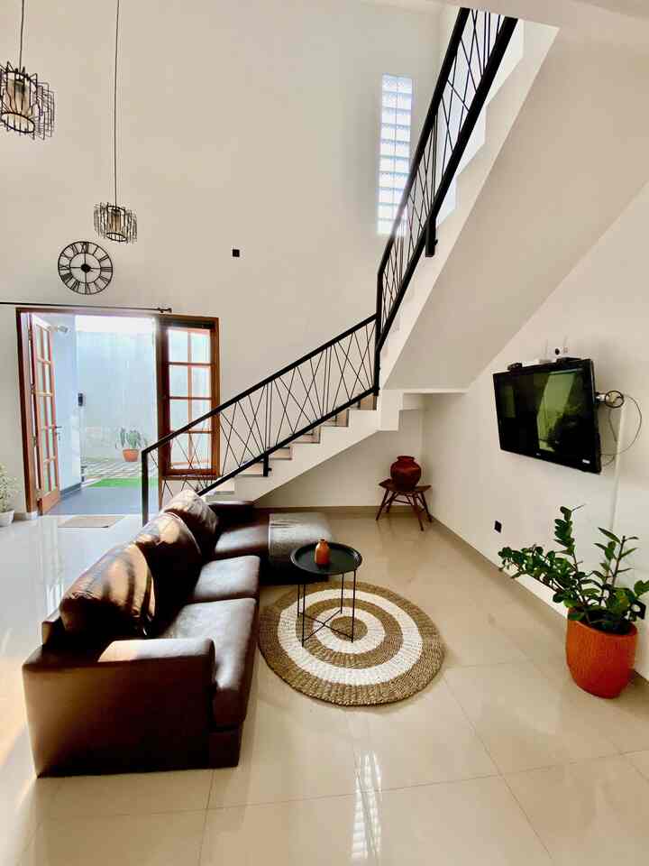Style rumah mungkin lebih ke industrial minimalis dan sentuhan scandinavian. Kami lebih suka warna warna furniture gelap seperti coklat tua, hitam dan abu abu tua. Pemilihan warna teracota pada pot agar terlihat lebih hidup diantara dekorasi/furniture warna gelap.

#homedecorinspo #roomdecorinspo #industrialminimalis #scandinavian #rumahestetik #bogor