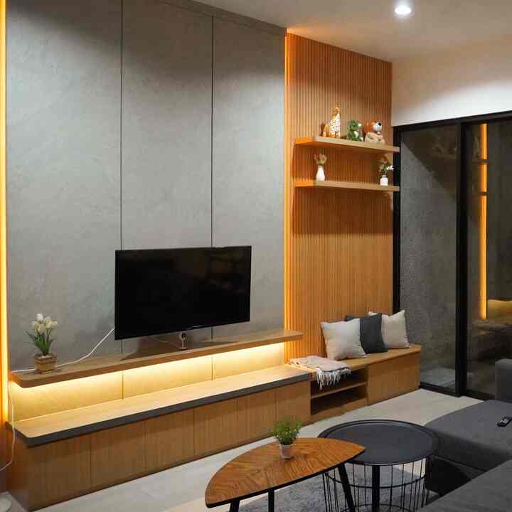 Tema rumah Jio: Japandi Modern
Dengan perpaduan warna Coklat, Abu dan Hitam
Alasan memilih tema ini adalah kami suka sekali dengan bentuk kisi kisi yang identik dengan khas jepang. Pertama kali coba menerapkan tema rumah ini di Dapur dan ternyata suka sekaliii. Akhirnya lanjut ke living room. Next, kamar-kamar tidur pun ingin dipasang kisi-kisi agar seragam dengan tema rumah. Yey smg ada rejekinya🙏🏻🥺

#JapandiModernStyle
#homedecorinspo
#rumahestetik
