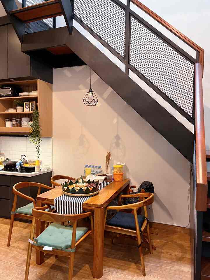 ✨ELEMEN KAYU DIDALAM RUMAH?✨
Beda dari tipe perumahan lainnya, tangga kayu menjadi jantung rumah ini dan jadi ciri khas dari casadeshaftra ✨ 

Gak cuman tangga, tapi keramik di area dapur ini dipilih sesuai dengan tone warna rumah ini sehingga jadi lebih sesuai 💕

#industrial #homedecorinspo #rumahestetik #aesthetichome #rumahaesthetic #inspirasirumah #inspirasiruangmakan 

