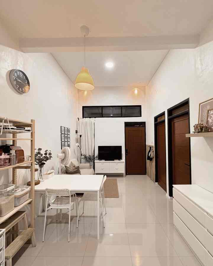 Multiple rooms in one room

rumah pertama kita yg segaris ini memiliki style japandi home dengan 3 tone warna yaitu black,white,and wood. kenapa kita pilih style ini karna selain bikin kesan rumah yg hangat style ini jg mudah utk di padu padankan dgn peralatan rumah lainnya.

sebenarnya hampir keseluruhan ruangan dirumah kita memiliki style japandi cuma yg paling banyak dekorasi japandi nya ya diruangan segaris ini. dimana dalam satu ruangan terdapat ruang tamu, ruang makan, dapur dan sideboard.

main center dari style japandi dirumah kita ini ada pada area dapur yaitu kitchensetnya, disini aku memilih backsplash kotak2 ala japandi dengan luas area kitchenset yg minimalis dan fungsional, serta kita jg menggunakan rak susun kayu untuk menyimpan peralatan dapur.

tips dari kita buat kamu yg lahannya terbatas mirip rumah kita kamu bisa banget menggunakan konsep openplan tanpa sekat agar rumah terlihat luas dan pemilihan warna natural serta furniture yg simple tp fungsional bisa memberikan kesan luas pada rumah kamu.

#japandi
#homedecorinspo
#rumahestetik

