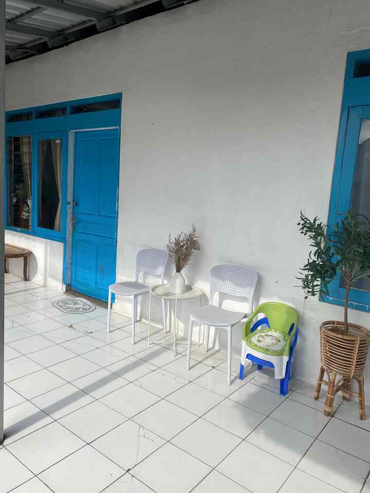 Haloo perkenalkan aku adiba
Bingung klo mau menampilkan fasad rumah tapi beginilah fasad tampak depan rumah yg aku tinggali dan aku dekor yaitu rumah dinas. Karna banyak yg ga percaya klo katanya rumahku aesthetic masak tinggal di rumah dinas jadul? 
Tapi beginilah realitanya, maapin banyak lantai keramik yg retak, tapi jangan salah klo ketika kamu masuk di rumah ini kamu banyak melihat spot aesthetic, ikutin perjalananku dalam mendekor rumah ya ☺️☺️

#FasadeStyle #IdeFasad #InspirasiFasad #rumahdinas #rumahpedesaan #rumahmungil #minimalis 