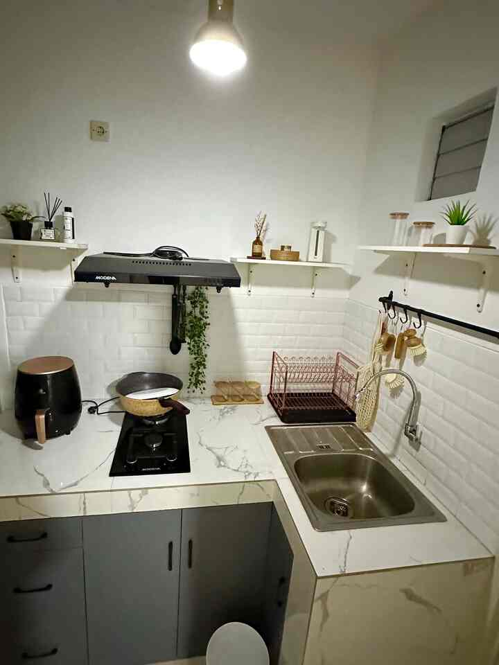 Dapur di rumahvimi , masih bertemakan minimalis dengan konsep dapur american style minimalis, senada dengan konsep rumah baik warna cat serta furniture yang kami pakai.
Dapur minimalis ini dapur mungil yg fungsional serta compact. 

Tips dari mami , walau dapur kecil tapi kita bisa menyesuaikan dengan konsep rumah kita, dengan pemilihan furniture yang sesuai juga, kita harus bisa memilih baik untuk kegunaan serta estetikanya.

Mari tumbuh bersama semuanya 🫶

#minimalist
#dapuramericanstyle
#homedecorinspo
#rumahestetik
