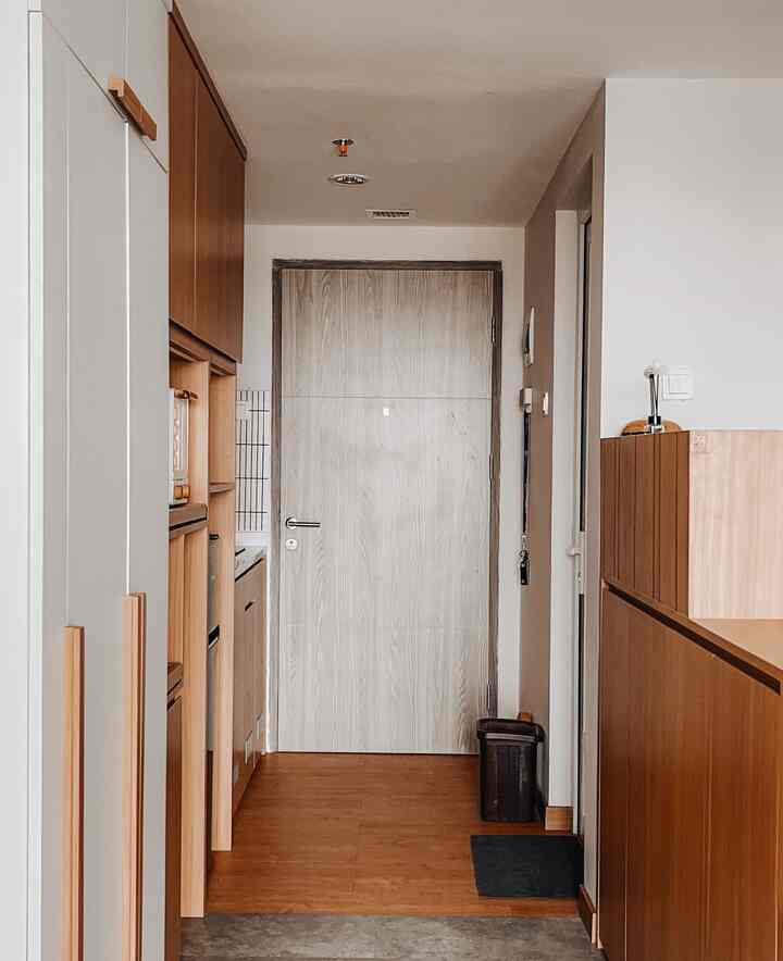 Memilih Japandi sebagai style interior saya karena gabungan yang harmonis antara kesederhanaan Jepang dan kehangatan minimalis Scandinavia. Saya menerapkannya di setiap ruangan untuk menciptakan ketenangan dan keseimbangan. Material alami seperti kayu dan batu, furnitur minimalis, dan barang dekoratif dengan sentuhan alami menjadi elemen utamanya. Tips saya untuk styling rumah dengan Japandi: prioritaskan kesederhanaan, pilih warna netral, fokus pada kualitas daripada kuantitas, dan tambahkan sedikit kehidupan dengan tanaman indoor. #homedecorinspo #roomdecorinspo #rumahestetik #JapandiStyle #InteriorHarmonis #KetenanganRumah #MinimalisModern #DekorasiAlami #TanamanIndoor #RumahNyaman #DesainInterior