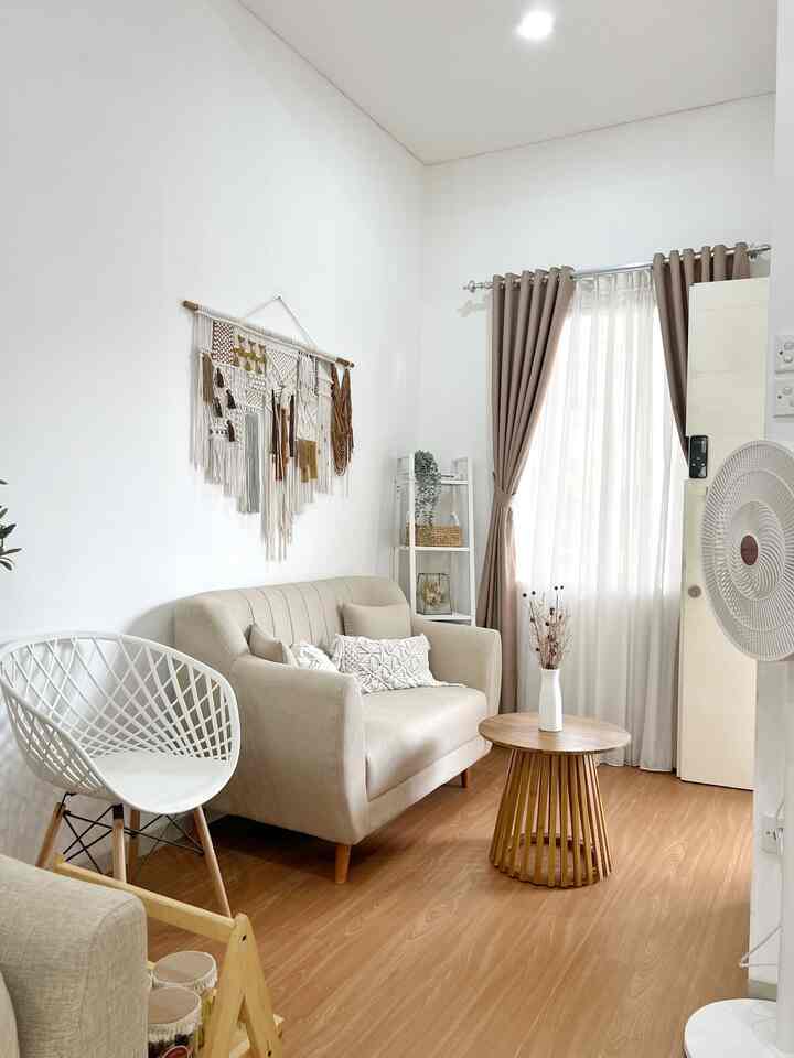 Sebelumnya aku tidak menerapkan style/tones yang spesifik dirumah ini… hanya monochrome di area kitchen & dining, tapi sejak menekuni akun homedecor semua ruangan berproses pelan2 berubah…terinspirasi dari style japandi yang dominan dengan tones white & wood. Meski agak sulit untuk menerapkan konsep ini di rumah yang tidak fully renovated tapi aku makin nyaman dengan suasana yang sekarang.. cozy & homey

Untuk mencapai style japandi ini yang pertama aku lakukan adalah memasang lantai vinyl (alasan lain pakai vinyl untuk menutupi lantai granit yang belang dan bernoda).. setelah pasang vinyl semua mengalir aja dari beli sofa, meja makan, pasang dekorasi sampai penggunaan wallpanel utk accent wall di dining area..

#japandi #midcenturymodern #minimalist #scandinavian #homedecorinspo #roomdecorinspo #rumahestetik

