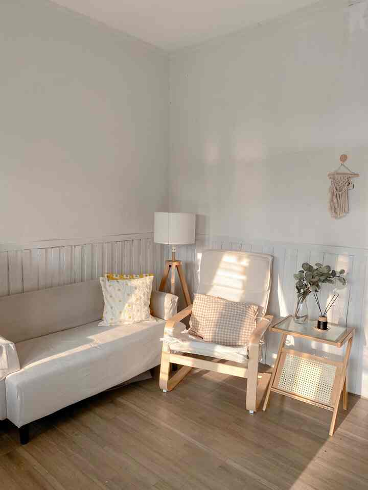 Untuk mempernyaman aku tinggal di rumah dinas pedesaan, aku makeover rumah dinas ini dengan tema minimalis japandi, karna aku suka bgd sama dekor dengan unsur kekayuan
Dan di rumah ini yang paling kental unsur japandi adalah di living room ini 🤍🤎

#japandi #homedecorinspo #rumahestetik #rumahdinas #rumahpedesaan #rumahmungil #dekorasiruangtamu 