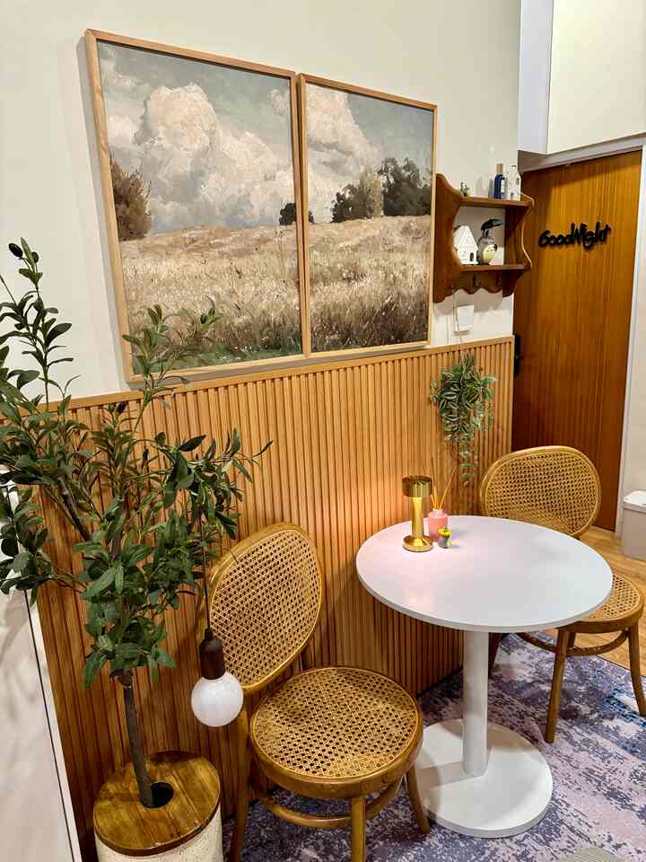 Area singgah sebelum keluar rumah. Biasanya suka berantakan soalnya suka naro paket2 yg blom dibuka disini. Akhirnya sblom puasa nyempetin ngerapihin. 

#kylehome #japandi #wallpanel #areaduduk #foyer #rotan #ruangtamumini 