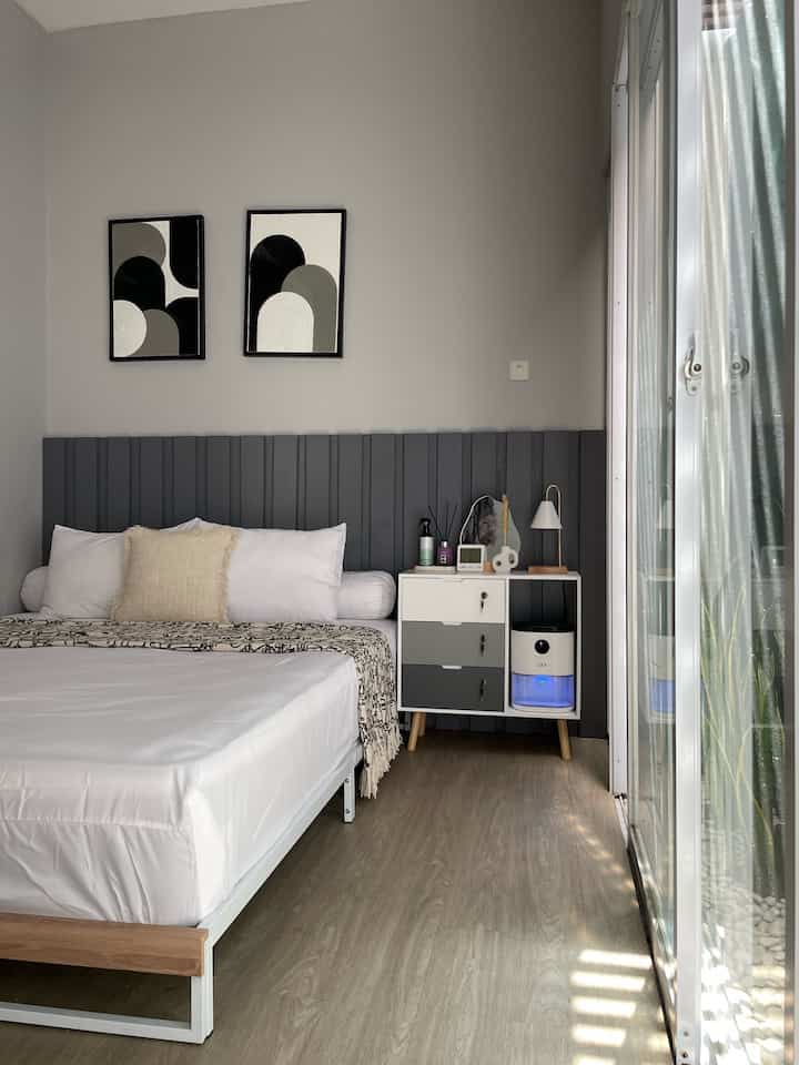 Mengganti sprei dengan warna putih polos ditambah dengan throw & pillow dengan gaya rustic ternyata mampu mengubah vibes ruangan ini jadi makin nyaman untuk beristirahat. Ga melulu harus pakai set bedcover yang match, kita bisa kreasikan sendiri sesuai dengan mood agar suasana jadi lebih nyaman.

#kamartidurestetik #kamartidursederhana #inspirasikamartidur #bedroomideas #bedroomstyling