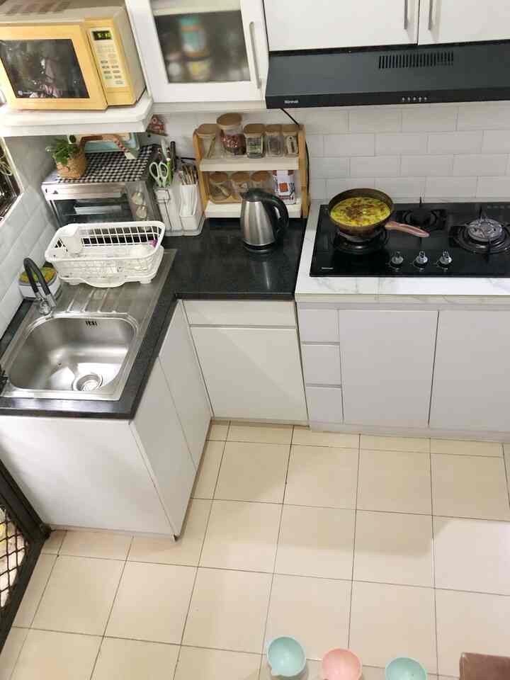 Mensyukuri yang dimiliki 🤭 Dapur ini karena keciiiil, perlu diatur sedemikian 😄. Compact tapi terang karena punya bukaan besar. Dari kompor ke sink, tinggal balik kanan balik kiri 😄 Alhamdulillaaaah. Makanya dipikirin banget atur-atur barang. Kitchen set gambar sendiri. kalau masak dan balik badan, aku custom lemari penyimpanan di bawah tangga. Super challenging! 😃


#KitchenStyling #IdeDekorDapur #MakeoverDapur #DecorLowBudget #tinyhouse #catlover #tinykitchen