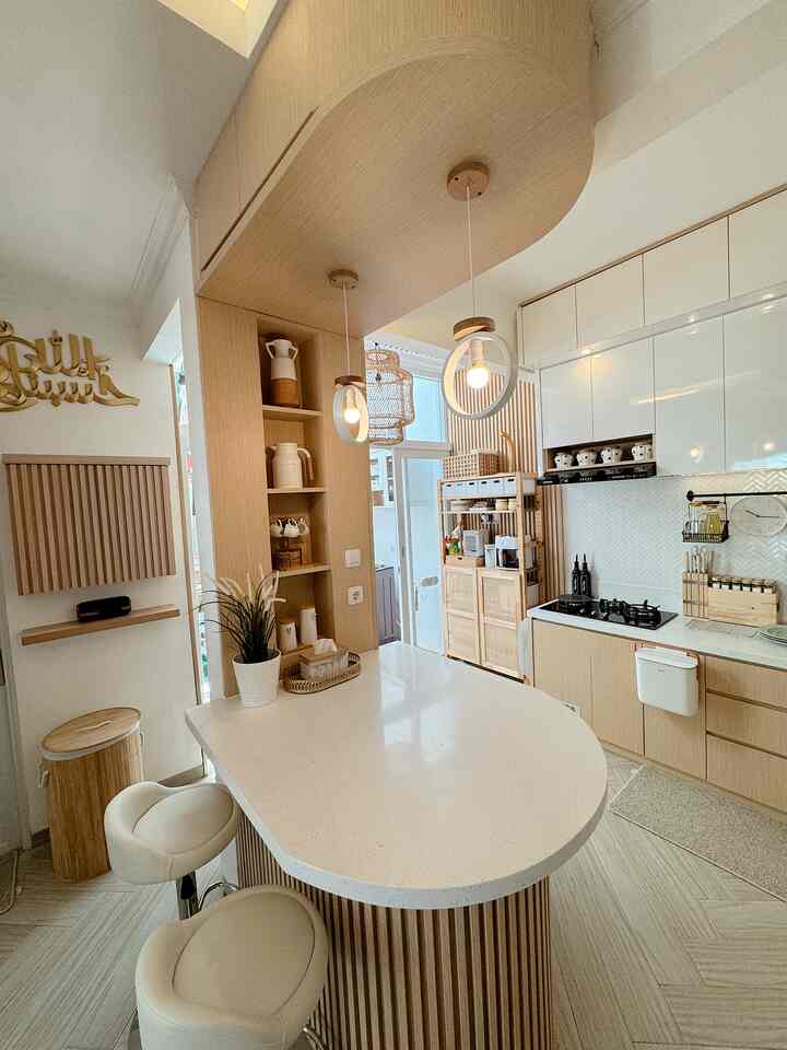 Selamat datang di POV dari Kitchen Set + Table Island rumah kami yang sejak awal renovasi memang difikirkan sangat matang tentang tata letak dan desainnya. Karena rumah ini menganut tema open space jadi area dapur sangat memiliki peran penting sekali. Untuk itu kami pilih warna HPL yang warm dan timeless dikombinasi warna putih agar terkesan selalu bersih dan luas.

Penentuan posisi kitchen gadget juga kami fikirkan dengan matang agar memudahkan mobilisasi serta memperhatikan unsur2 keselamatan. Kitchen set ini kami buat full kabinet sampai plafon karena rumah ini di desain tanpa gudang sehingga banyaknya kabinet bisa dimanfaatkan sebagai tempat penyimpanan barang.

#kitchenstyling #idedekordapur #makeoverdapur #desaindapur #kitchenset 