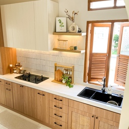 Dekorasi Dapur Segaris •
Tema utama di dapur ini masih white and wood, tapi karena kompor berwarna hitam, kami pun memilih sink berwarna hitam juga agar si kompor ada temannya ☺️ begitupun lampu gantung dan handle, dibuat hitam agar ada warna kontras di dapur.
Ketika mendesain kitchen set, ada beberapa hal yang menjadi poin utama :
1. Kabinet menggunakan 2 warna (disini menggunakan warna putih dan coklat) dengan aksen rotan.
2. Kombinasi kabinet dan ambalan agar tidak monoton. Ambalan juga sangat baik untuk dekorasi dapur.
Aku tidak meletakkan banyak barang di dapur agar dapur terkesan bersih dan lega. Hanya ada rak bumbu yang sekaligus menjadi pajangan. Dengan begitu, tidak terlalu sulit menata dan membersihkan table top dapur.
Agar terlihat lebih homey, aku menambahkan vas bunga, rak gelas dan hiasan frame di ambalan. Ada juga tanaman hijau agar suasana di dapur jadi lebih fresh!
#KitchenStyling #IdeDekorDapur #MakeoverDapur #DapurCantik #WhiteandWoodKitchen #DapurMinimalis #DekorasiDapur
