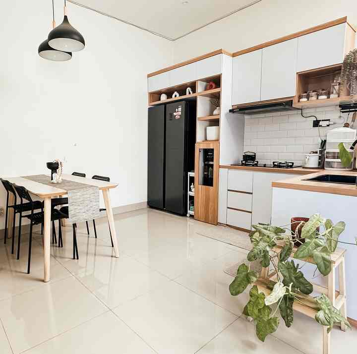 Hai sore tetangga! 👋🏻
Long story short, pada saat rumah ini selesai dibangun, bagian rumah yang harus didahulukan (selain kamar utama) adalah kitchen set ini. Why? Karena masuk rumah langsung nih ketemu dapur. So dapur harus keliatan bersih, estetik, dan tentunya fungsional. 

Untuk menjadi estetik versi casaaksadaru, carilah perabotan dengan warna cantik, senada, dan tentunya fungsional. Sehingga semua bisa terpakai sesuai fungsinya. 

Dapur casaaksadaru sekaligus juga dining room yang menjadi tempat cerita bersama keluarga. Sembari menikmati makanan disitulah kisah kasih tertuangkan. 😊

Cahaya di dapur ini cukup melimpah karena di samping dapur ada taman indoor dengan atap skylight, jadi cukup terang plus panas kalau siang bun hehe. 

Walaupun ruangan ini cukup luas, kami tetap mengedepankan prioritas keperluan (urgent/important hehe 😂) terkait pemilihan perabotan, jadi ruang tetep terlihat lega tidak kebanyakan barang numpuk. 

Semoga bisa menginapirasi ya tetangga ✌🏻

#Kitchenstyling
#IdeDekorDapur
#MakeOverDapur
#casaaksadaru
