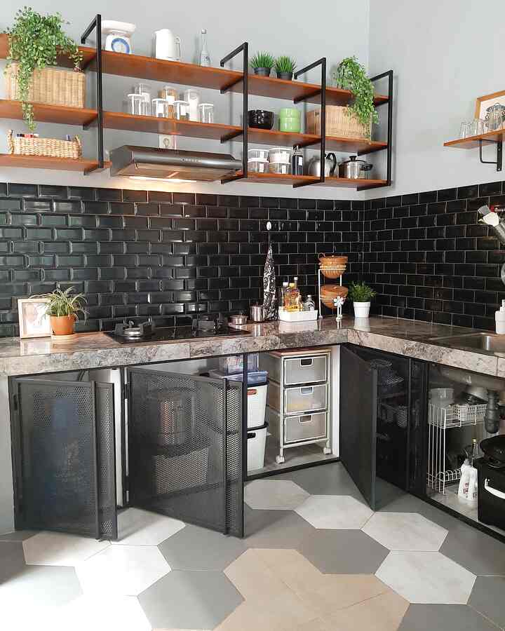 Open Shelving Kitchen

Berhubung dapur lama sebelum ini yg terbuat dari kayu berlapis hpl mengalami lapuk terutama dibagian sink & lembab dibagian dalam kabinetnya, akhirnya pas renov udh ga mau lagi pakai kitchen set dari kayu. langsung request meja dapurnya pakai corcoran yg dilapis granit & bahan besi untuk si kitchen setnya. 

Biar match sama konsep lantai 1 yaitu industrial, untuk warna masih dipilih hitam dengan sedikit sentuhan kayu di hambalannya. kayunya pakai kayu meranti open. karena kitchen set ini model open shelving biar lebih enak dilihat diusahakan selalu rapi salah 1 nya mengurangi barang & menggunakan banyak storage. misal ku pilih laci susun untuk ditempatkan di bagian bawah berdampingan dengan storage box tertutup untuk mengurangi debu & binatang, sedang bagian atas ku pilih storage rotan biar lebih estetik

Usahakan warna antara kitchen set dengan perintilannya senada seirama jdi terlihat lebih rapi & enak dipandang hehhehe, lantai dapurnya sendiri kupilih granit hexagon biar lbh outstanding ceunah 

Semoga menginspirasi



#kitchenstyling 
#idedekordapur
#makeoverdapur
#dapurminimalis #dapursatukamar #kitchenset #interiormodern #desaindapur #industrialstyle #rumahrena