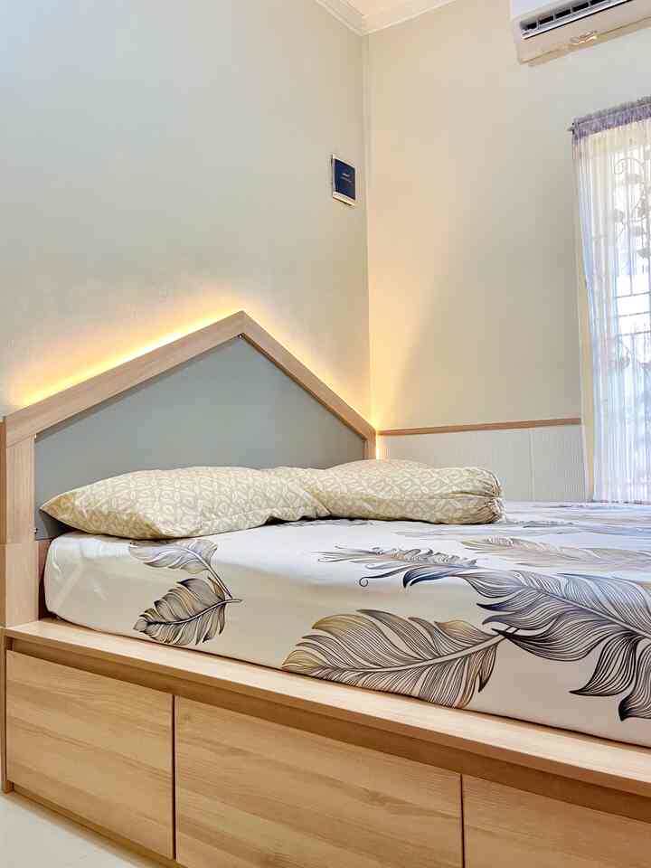 Hallo tetangga online! Happy banget ya masuk sesi tema bebas kali ini. Pasti udah pada gak sabar mau posting sudut-sudut dan perintilan menggemaskan dari rumah masing2, kan? 🤭
Well, kali ini aku show off dulu bagian kamar anak dan beberapa spot lain yang menurutku terlalu gemash untuk disimpan saja dalam galeri HP. Aku jelasin sedikit ya, ini kamar anakku yg awalnya adalah ruang tamu yg kami sekat jadi dua: untuk ruang TV dan kamar. Karena ukurannya kecil banget 2.8 x 2,3 m jadi mommynya harus panjang akal supaya bisa memaksimalkan semua sudutnya. Akhirnya tertariklah dengan design Tatami Bed yang mana bednya connecting ke lemari dan di bagian sisinya dibuat meja belajar. Lalu, di bawah dipannya dibuat laci2 besar untuk bedcover dll. Ada sedikit space untuk anak2 sholat di sini. Oiya, ini kasurnya juga custom ukuran supaya bisa muat. Jadi, ukuran kasurnya hanya 180x185cm menyesuaikan dipan. Sisanya adalah foto edisi dibuang sayang 😅. Can’t wait to see yours, and enjoy!! #kamaranak #japandi #tatamibed #idekamaranak #kamaranakcewek #smallbed #kamarestetik