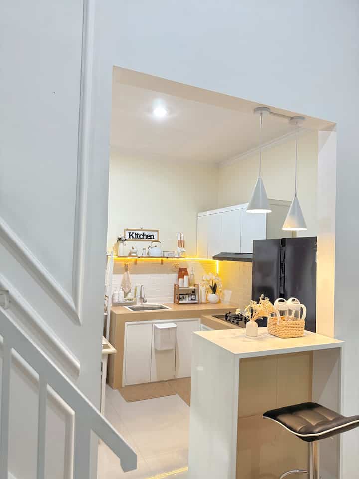 Dapur Mungil Minimalis Wood & White Low Budget🤎🤍

Dapur mini ini di dekorasi dengan barang barang low budget! Mulai dari memilih wallpaper stiker bata putih untuk dinding di bagian table dapurnya, hingga bagian top table dapur juga hanya menggunakan stiker motif kayu 🤎🤍

Penggunaan rak ambalan untuk di sebagian dapur juga memangkas budget, dibandingkan harus membuat kitchen set, sehingga dapur ini dibuat sebagian menggunakan kitchen set sebagian cukup menggunakan ambalan, selain low budget juga dapat dijadikan pajangan untuk meletakan alat masak yg aesthetic supaya tidak monoton ✨

#KitchenStyling
#IdeDekorDapur
#MakeoverDapu
#DapurMinimalis
#InspirasiDapur
#DekorasiLowBudget