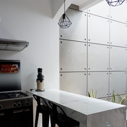 Design dapur ternyata penting banget buat efisiensi aktivitas dapur. Salah satunya dengan menerepkan Kitchen work Triangle atau pola aktivitas di dapur yang seakan-akan membentuk pola segitiga dari tiga aktivitas utama yaitu storage-cleaning-cooking
Jarak yang tepat bikin perpindahan jadi lebih ringkas dan mudah. Untuk ukuran dapur RumahNauli ga terlalu besar yaitu 2.5 x 4.5m. Jadi lebih memudahkan perpindahan aktivitas atau mengambil barang jadi bisa mempersingkat waktu memasak deh. Untuk designnya aku pilih minimalis outdoor biar terlihat rapi, luas dan adem karena nyambung langsung sama inner court. Masak ga pengap sama sekali deh 🧑‍🍳👩‍🍳
#KitchenStyling #IdeDekorDapur
#MakeoverDapur