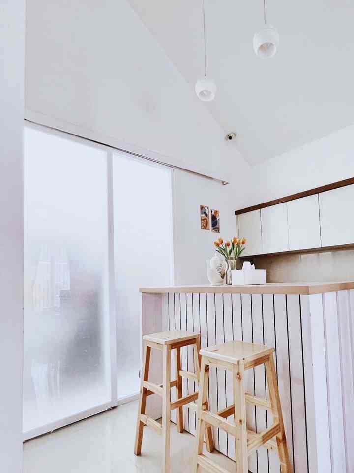 Area kitchen dan mini bar di Kei House kami buat minimalis terinspirasi dari rumah ala Jepang dengan perpaduan warna putih dan aksen kayu yang mendominasi.

Kami menambahkan meja bar di area ini untuk mempermanis tampilan area kitchen dan terlihat lebih estetik. Tips agar ruangan terlihat lebih compact yaitu kami tidak banyak memberikan barang di area ini. 

Area mini bar ini menjadi tempat favoritku dan suami, karna di sini kita bisa quality time sambil bersantai minum kopi ☕️

#KitchenStyling
#IdeDekorDapur
#MakeoverDapur
#MiniBar