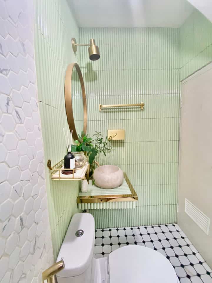 ini adalah kamar mandi bawah di rumah. kamar mandi di rumah ini sebelumnya bawaan dari developer tapi sekitar tahun 2022 aku dan suami sepakat untuk renovasi kamar mandi bawah 


#bathroom #bathroominspo #homedecor #homedecorenthusiast #inspirasikamarmandi #dekor #sagegreen