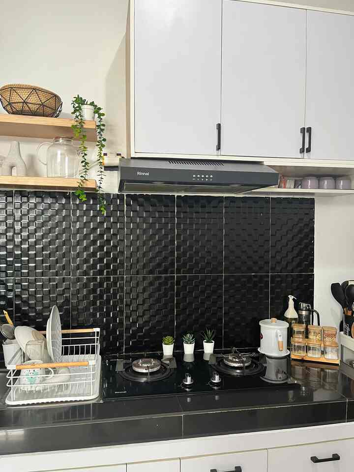 Emang boleh dapur dominan monochrome?
boleh doong, asalkan tetap ada sentuhan white n wood nya..

tips terlihat eye catching penataan yg seminim mungkin di top table kitchen, agar terlihat lebih rapih dan bersih.

gunakan ambalan untuk ruang penyimpanan, dan berikan sentuhan tanaman hias agar tetap terlihat segar.

bagaimana menurut kamu? udah kece beluum?🤍🤎🖤 

#KitchenStyling
#IdeDekorDapur
#MakeOverDapur
#dapurminimalis #dapursatugaris #dapurmonochrome