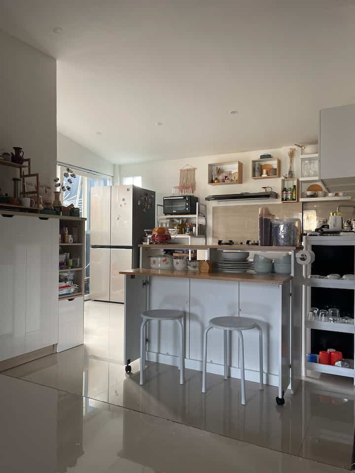 Selamat datang di dapurku 🤗
Tempat aku belajar decor, tempat aku sabar bersih-bersih, tempat aku ngopi dan nge-brunch klo suami udah pergi kerja dan anak2 udah ke sekolah. 
Trus, dibelakang kitchen cart itu tempat aku nangis klo lagi overwhelmed banget 😅 tapi most of all dapurku ini adalah tempat aku berkreasi dengan resep2 yang kudapat dari mama, mama mertua, alm. oma, ataupun yout*be. 

Sebelumnya kitchen cart pernah di posisi berbeda, tapi begitulah, kalo masih ada penampakan posisi dan dekorasi yang masih ganjel di hati, pasti ada aja yang aku geser dan pindahin sampai bisa lebih pas baik untuk jalur aktivitas, fungsi peralatan yang ada di dapur, maupun estetikanya.

Btw, klo lagi mendung, aku suka nyalain lilin atau klo pas malam nyalain lampu, rasanya suasana dapur jadi romantis gitu. 

Sebenernya aku masih belum puas dng dapur saat ini karena belum nemu cabinet yang pas buat ditempatkan di atas cooker hood. Awalnya karna aku pengen yang low budget aja, dan karena di daerah tempat aku tinggal kualitas tukang masih belum nemu yang cocok dng budget, akhirnya bagian atas kitchen set aku beli pisah-pisah semua,  termasuk ada rak mesin cuci yang malah lebih cocok untuk rak barang2 didapurku, selama masih sesuai dengan overall tema rumahku yaitu minimalist bohemian. 

So far, posisi dapur yang sekarang paling oke dan cocok buat aktivitas aku dan keluarga. Yang terpenting adalah bagaimana supaya dapurku selalu bisa rapih dan bersih. 

#KitchenStyling #IdeDekorDapur #MakeoverDapur 
#mykitchenmyrules #perfectlyimperfect #dapurkecil #lowbudget 

