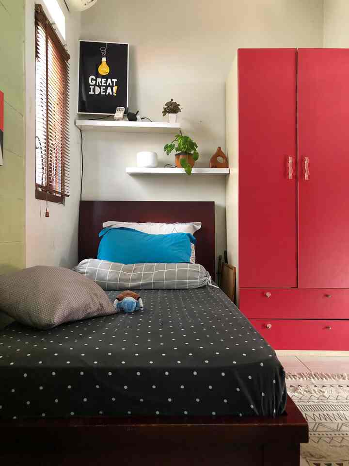 ini kamar anak bujang, sejak dia SD. Sudah didesain untung long term, desainnya minimalis. Berada di lantai dua, lumayan lega 4x2.5m memuat yang fungsional dan berlimpah cahaya matahari. Yang beberes siapa? ya anak bujang 😂


#smallbedroom #kamartidur #decorlowbudget #homedecor #inspirasikamartidur #kamaranak #catlover