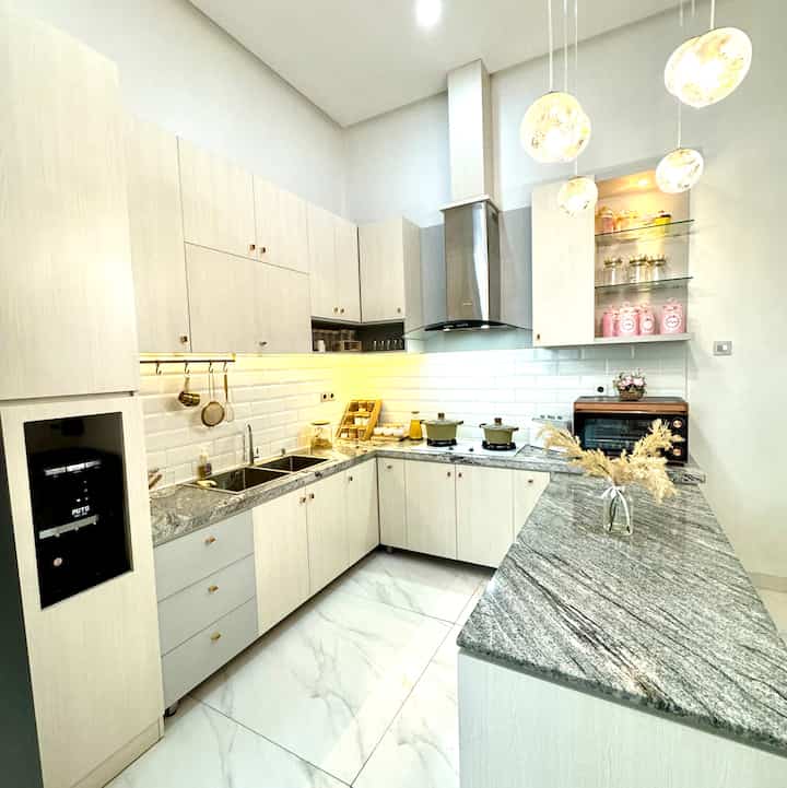 Hai hai…. Masih ttg dapur minimalis di rumah ku ya… biar ga bosen kita ganti sedikit printilan nya, kali ini d padu padan kan dengan tema “wood”… semoga menginspirasi 🧡 



#KitchenStyling
#IdeDekorDapur
#MakeoverDapur
#dapurmodern 
#dapurminimalis