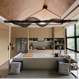 Dapur dirumah pojok termasuk dalam dapur satu garis walaupun ada island table tp menyatu dengan meja makan sehingga island table yang digunakan hanya satu sisi. 
Walaupun satu garis tapi tetap fungsional dan aku mengusahakan tidak terlalu banyak barang di atas meja dapur, hanya bumbu dan peralatan yang intensitas digunakannya sangat sering sehingga mudah dan cepat diraih. Karena dari awal dibangun dapur ini sudah direncakanan dengan matang dengan designer interior dan penempatan barang-barang yang biasa digunakan sesuai dengan kebiasaan penghuni rumah.
Tidak ada tema khusus untuk dapur hanya menyatu dengan tema rumah yaitu modern minimalis dengan dominan warna beige, abu, abu, putih dan hitam. 
_
#KitchenStyling
#IdeDekorDapur
#MakeoverDapur
#ModernTropical
#dirumahpojok
#KitchenInspo
#InstaKitchen
