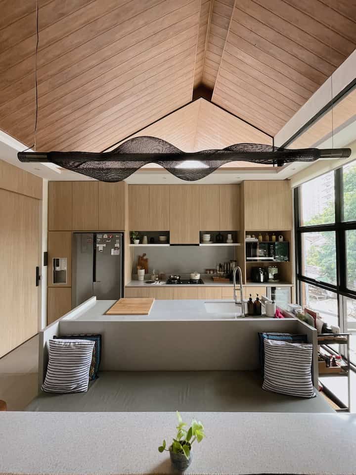 Dapur dirumah pojok termasuk dalam dapur satu garis walaupun ada island table tp menyatu dengan meja makan sehingga island table yang digunakan hanya satu sisi. 

Walaupun satu garis tapi tetap fungsional dan aku mengusahakan tidak terlalu banyak barang di atas meja dapur, hanya bumbu dan peralatan yang intensitas digunakannya sangat sering sehingga mudah dan cepat diraih. Karena dari awal dibangun dapur ini sudah direncakanan dengan matang dengan designer interior dan penempatan barang-barang yang biasa digunakan sesuai dengan kebiasaan penghuni rumah.

Tidak ada tema khusus untuk dapur hanya menyatu dengan tema rumah yaitu modern minimalis dengan dominan warna beige, abu, abu, putih dan hitam. 
_
#KitchenStyling
#IdeDekorDapur
#MakeoverDapur
#ModernTropical
#dirumahpojok
#KitchenInspo
#InstaKitchen

