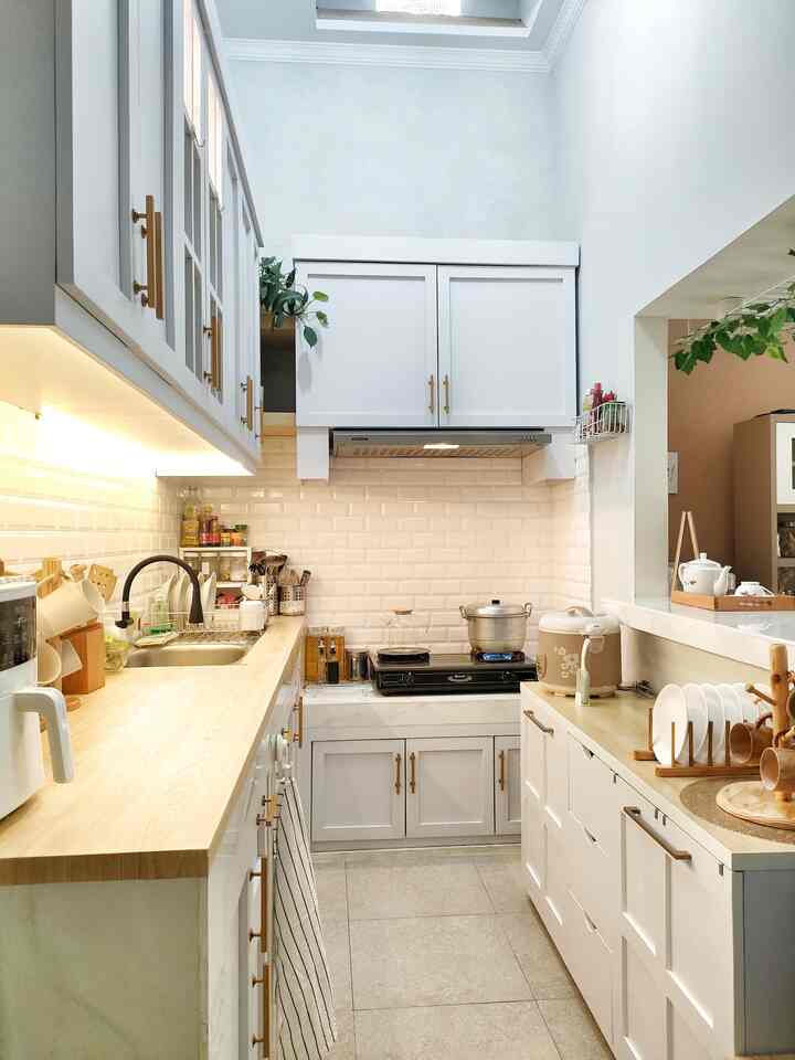 •Kitchen•

Nuansa Klasik White-Wood di Dapur Segaris @faithfael_castle

Selamat Datang di dapur segaris Kami, yang letaknya ada di paling belakang rumah, dengan ukuran 3 x 1,5 lumayan luas untuk 2 orang beraktifitas disini.
Dapur yang view-nya langsung terpampang nyata saat memasuki kediaman ini, jadi sebisa mungkin selalu terlihat rapi yaa ...

Masih dengan pemilihan tema yang nggak lari jauh dengan Modern American House, Kami memilih model Kitchen set dengan tampilan timeless dengan mengusung tema White-Wood, 

Pada awal pembuatannya Toptable dapur berwarna Putih dengan sentuhan motif marble, namun seiring waktu berjalan Sang Nyonya Rumah mencapai titik bosan, maka digaraplah sebuah project DIY yang mengubah tampilan toptable  marble menjadi wooden dengan melapisinya dengan Sticker PVC  tebal yang tahan air & panas, so far penggunaannya sudah 3 tahun masih aman yaa ...

Dan sekilas tentang printilan yang dipakai didapur ini, dengan alasan estetika sebisa mungkin Kami menggunakan benda dengan tone warna White-Wood, supaya terlihat rapi dan menyatu dengan tampilan dapur secara keseluruhan.

#KitchenStyling #IdeDekorDapur #MakeoverDapur 