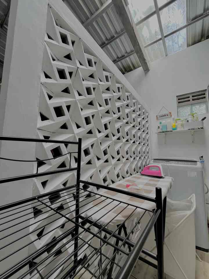 Laundry room mungilku. Ruang multifungsi yang cukup cahaya yang aku pakai untuk nyuci setrika dam jemur baju. Aku kasih printilan laundry room semoga menginspirasi ya.❤️

#laundryroom
#inspirasilaundryroom
#laundryroomminimalist
#LaundryRoomStyle
#LaundryRoomDekorasi