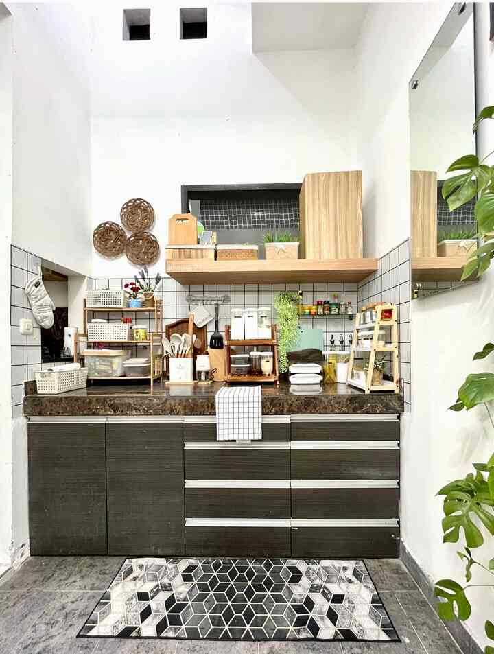 Dapur Basah 2m x 3m ✨

Ini adalah dapur basah yg berukuran 2m x 3 m. Seringnya masak disini jadi perbumbuan dan alat2 masak aku simpan disini. Di meja preparation supaya rapih dan tertata aku gunakan rak-rak dan storage yang multifungsi. Jangan lupa setiap storage dikasih label Ini juga memudahkan saat memasak jadi ga bingung cari perbumbuan. 

#KitchenStyling
#IdeDekorDapur
#MakeoverDapur
#dapurnasah 
#inspirasidapur
